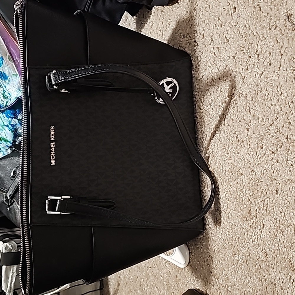 Michael Kors Charlotte leather Tote zip top in black